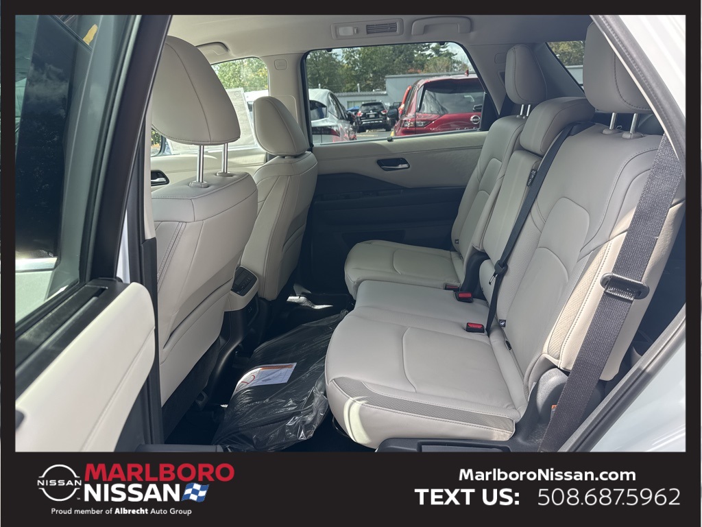 2025 Nissan Pathfinder SL photo 16