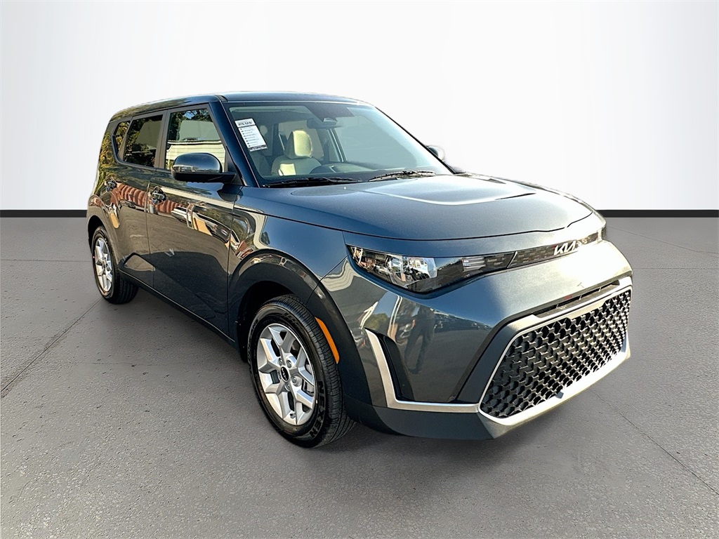 2025 Kia Soul LX's photo