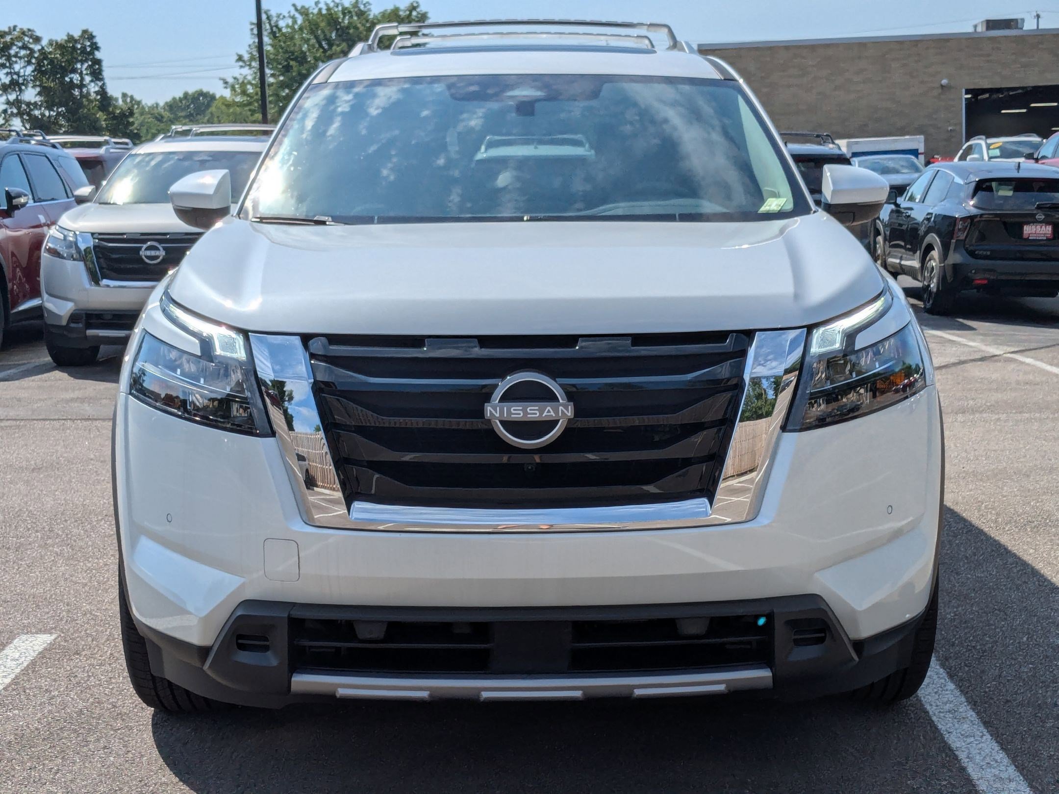 2025 Nissan Pathfinder SL photo 4