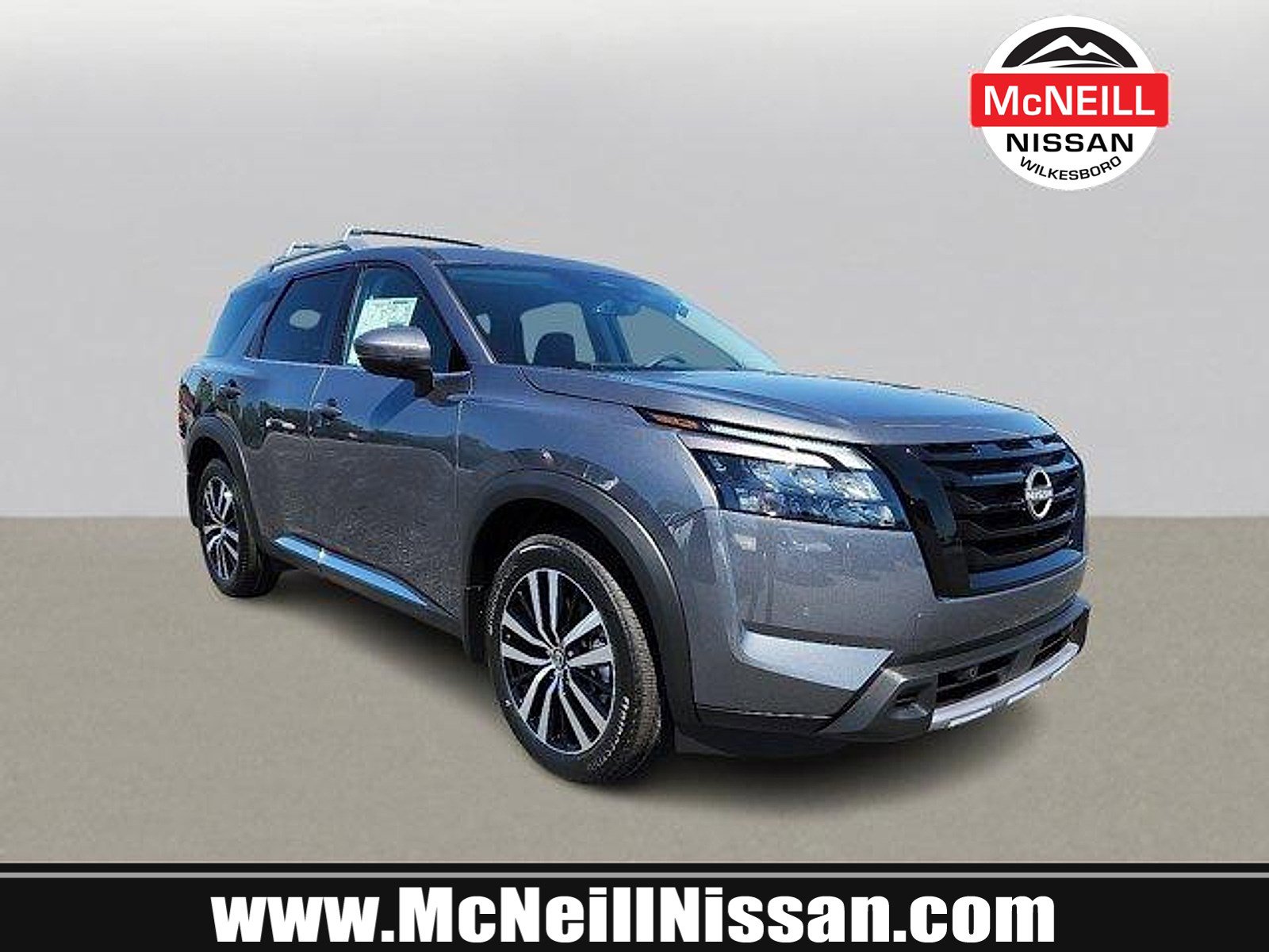2025 Nissan Pathfinder Platinum's photo