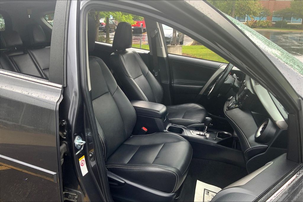2017 Toyota RAV4 XLE photo 6