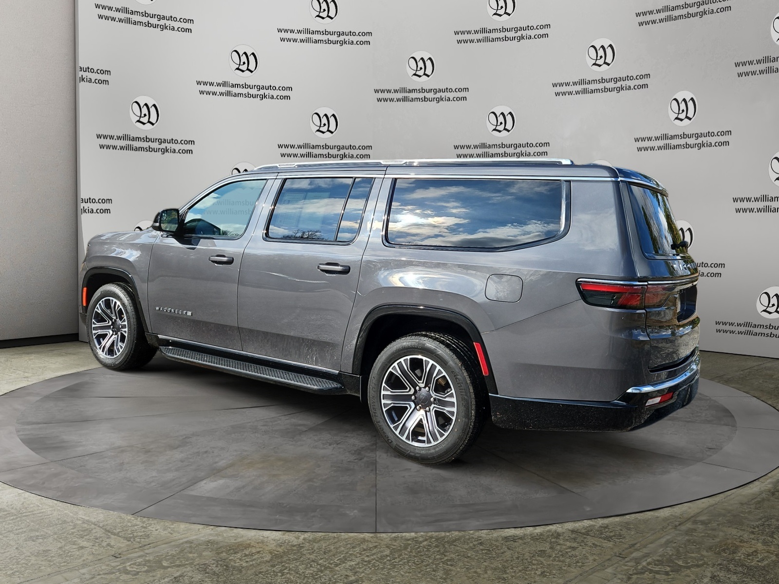 2024 Jeep Wagoneer L Series II photo 2