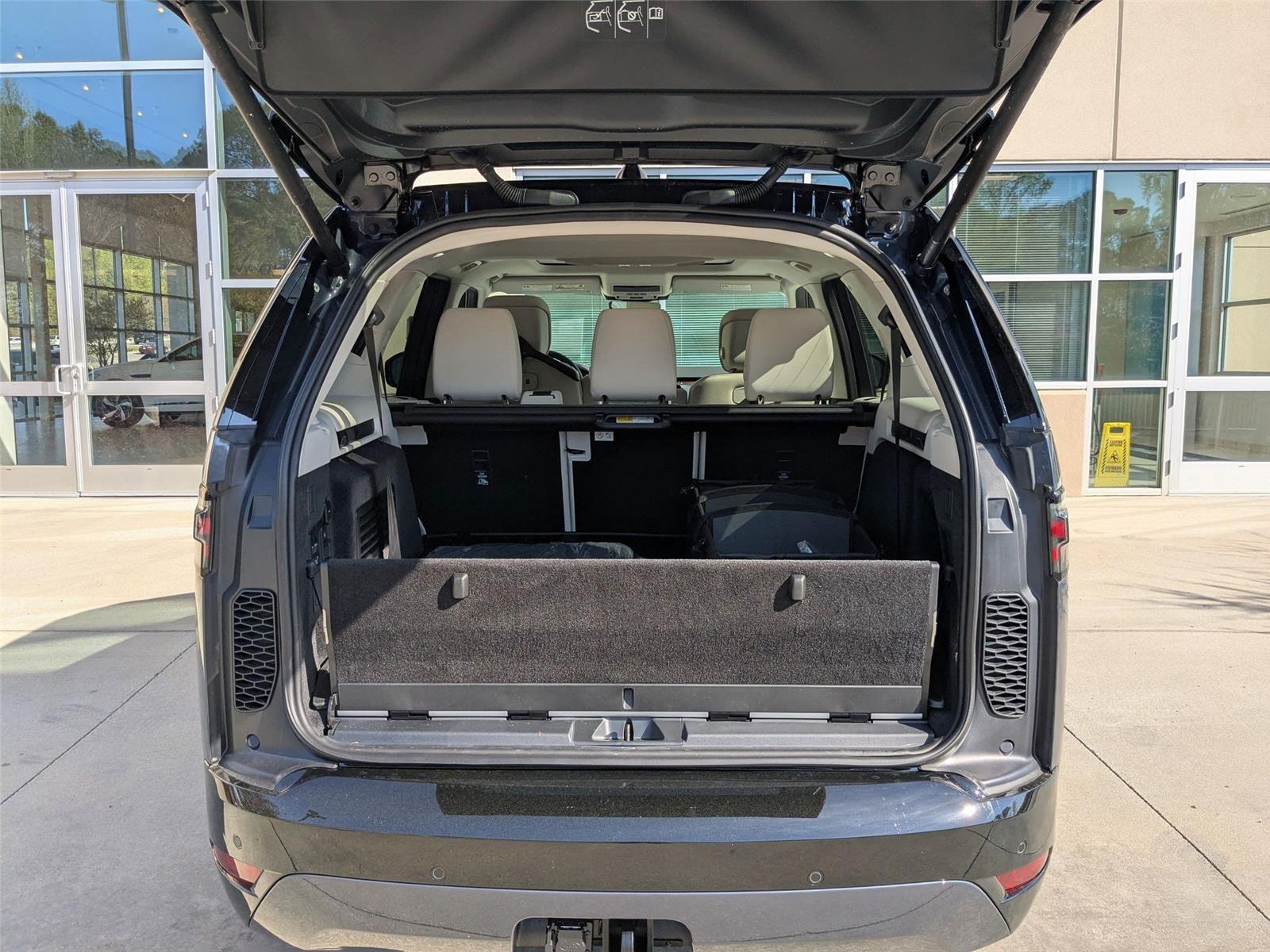 2025 Land Rover Discovery SE photo 26