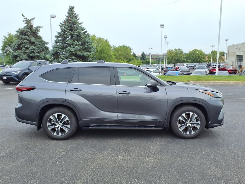 Certified 2025 Toyota Highlander XLE with VIN 5TDKBRCH6SS671648 for sale in Burnsville, Minnesota