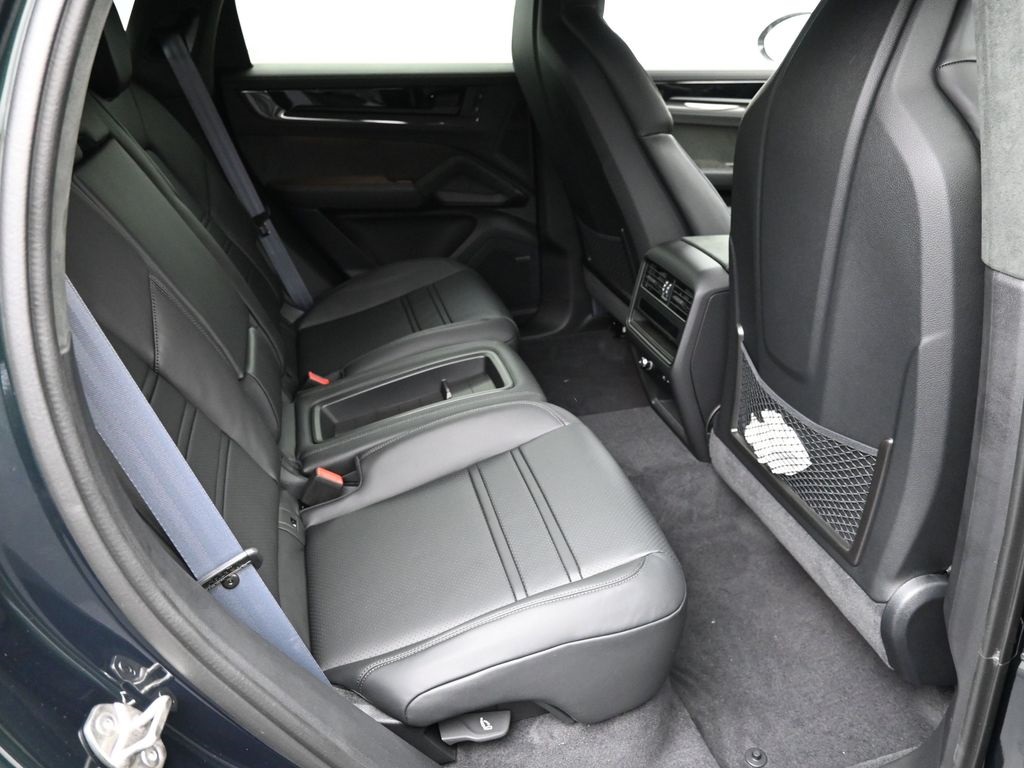 2026 Porsche Cayenne Turbo GT photo 9