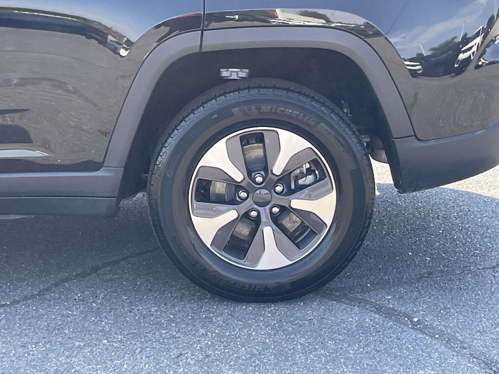 2023 Jeep Cherokee Base photo 10