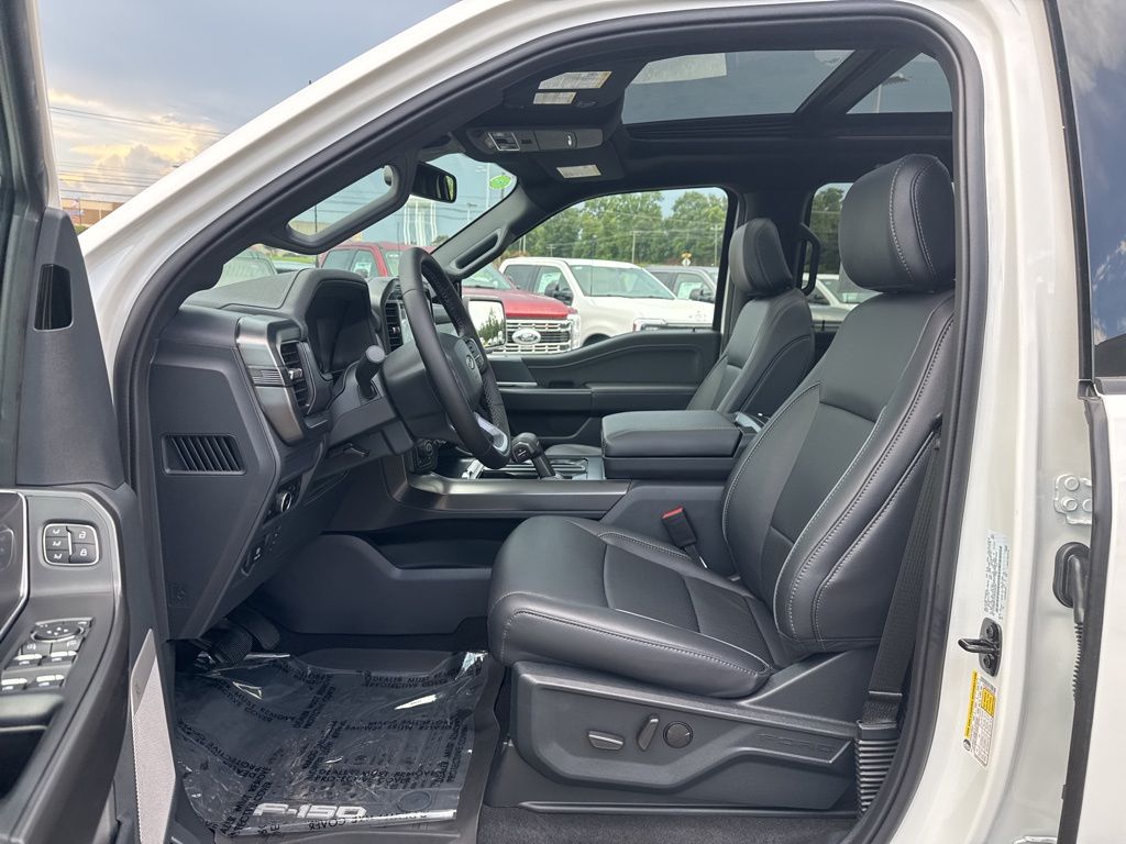 2025 Ford F-150 Lariat photo 10