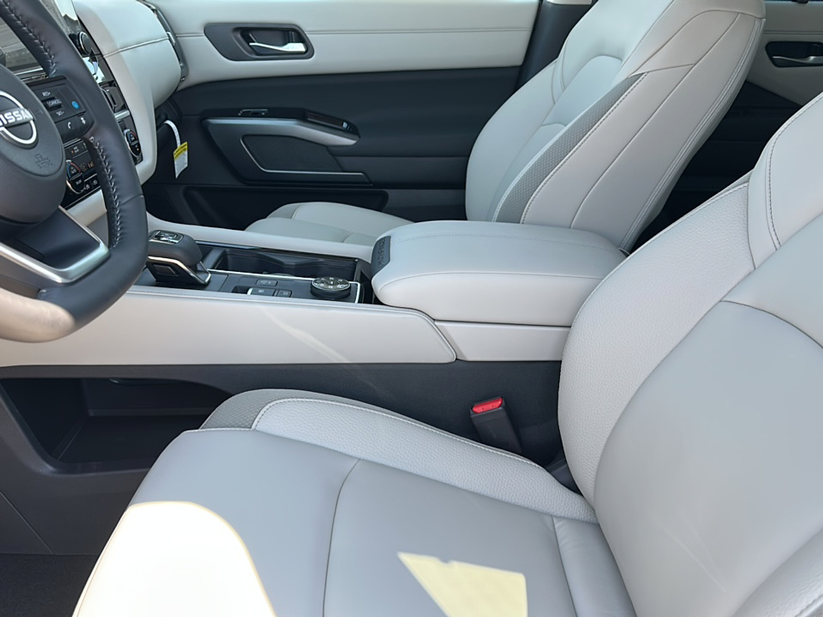 2025 Nissan Pathfinder SL photo 2