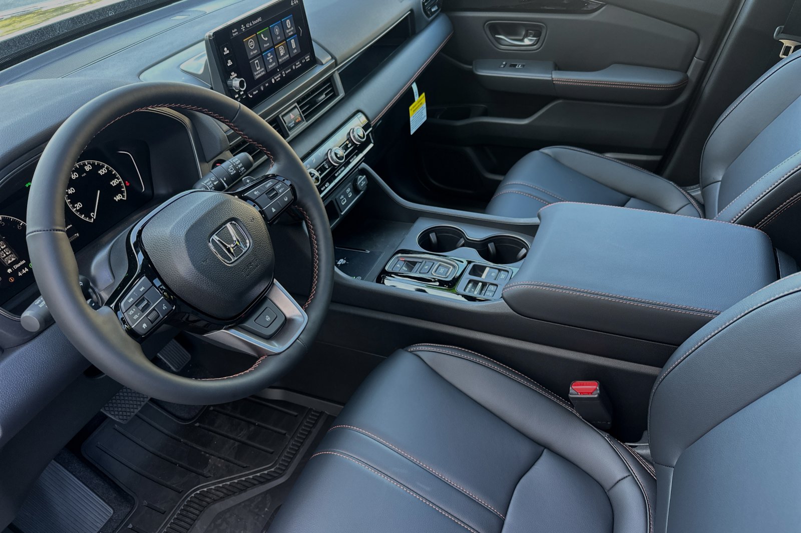 2025 Honda Pilot TrailSport photo 2