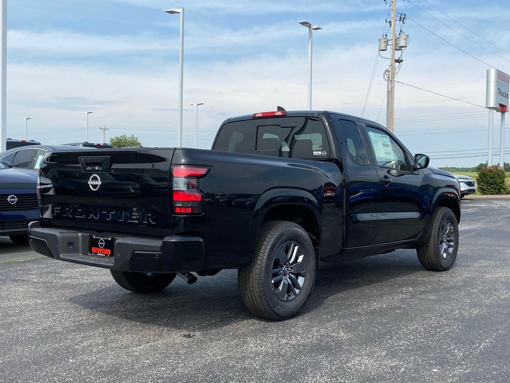 2025 Nissan Frontier SV photo 4