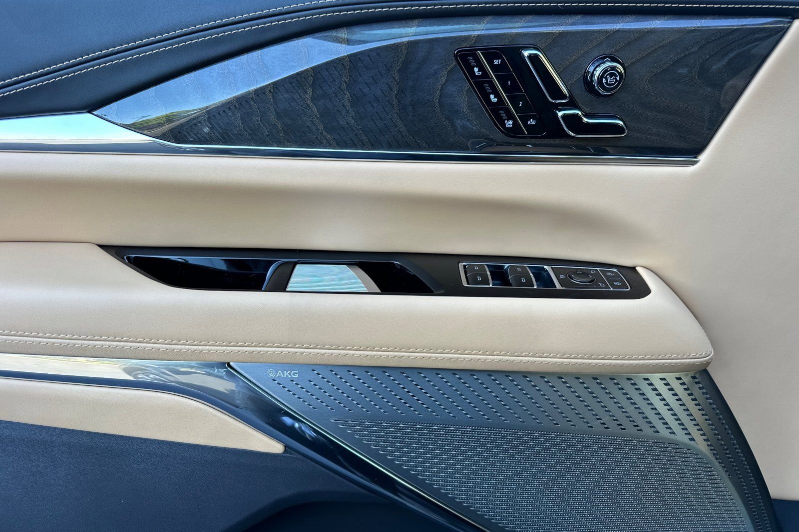 2025 Cadillac Escalade IQ Luxury photo 9