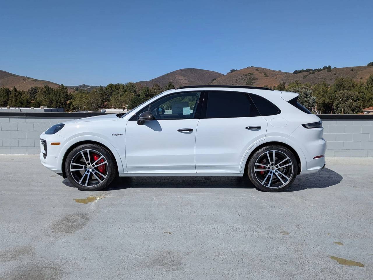 2025 Porsche Cayenne Turbo E-Hybrid photo 2