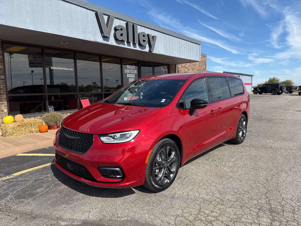 2026 Chrysler Pacifica photo 4