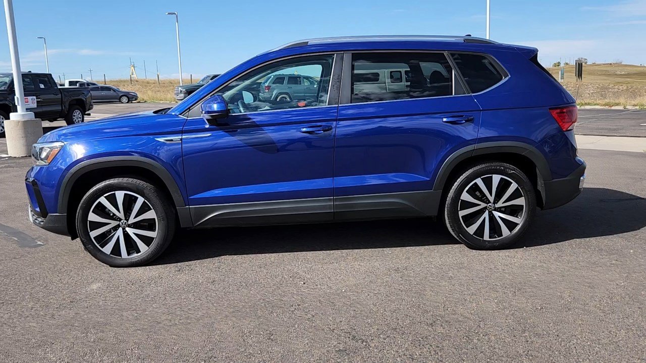 2022 Volkswagen Taos SE photo 2