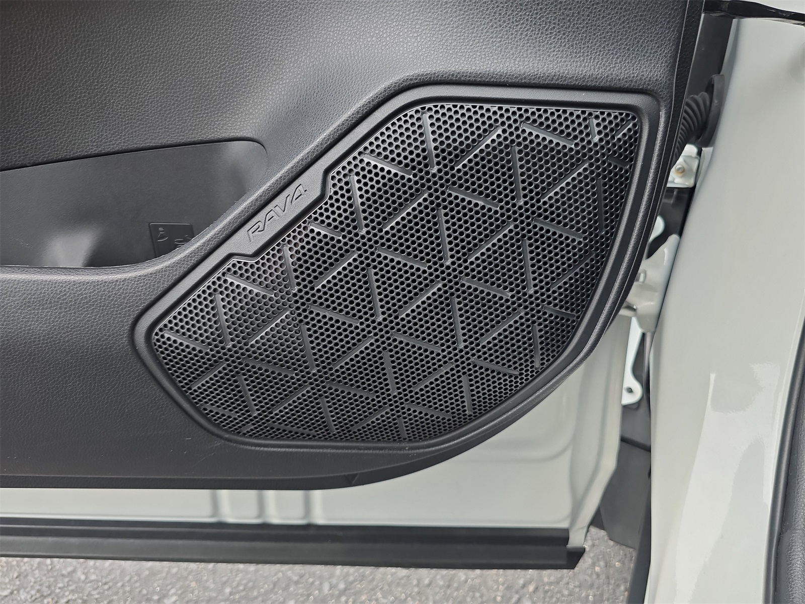 2024 Toyota RAV4 Hybrid XLE photo 14