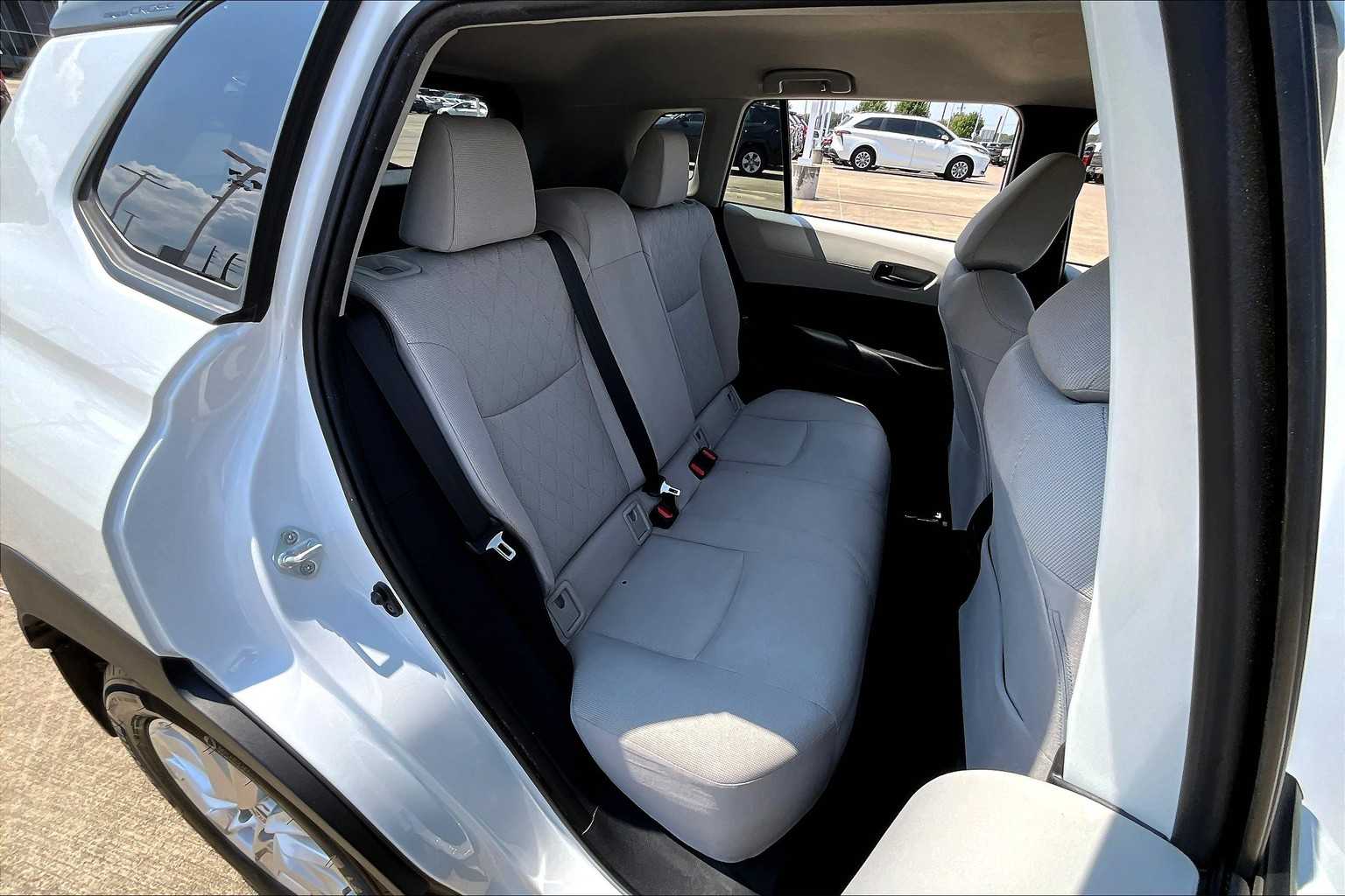 2023 Toyota Corolla Cross LE photo 19