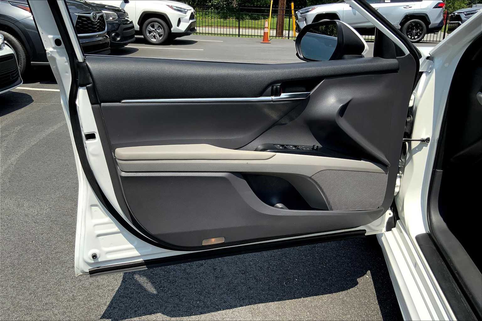 2019 Toyota Camry SE photo 18