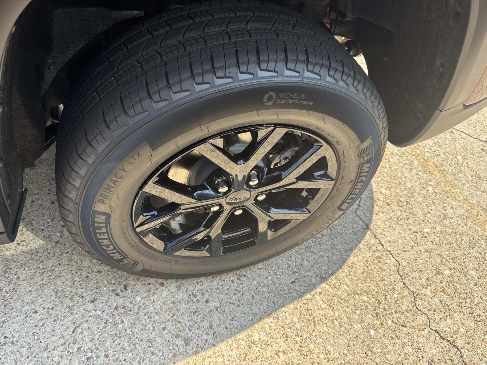 2025 Jeep Grand Cherokee Altitude photo 3