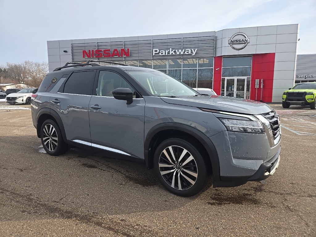 2024 Nissan Pathfinder Platinum's photo