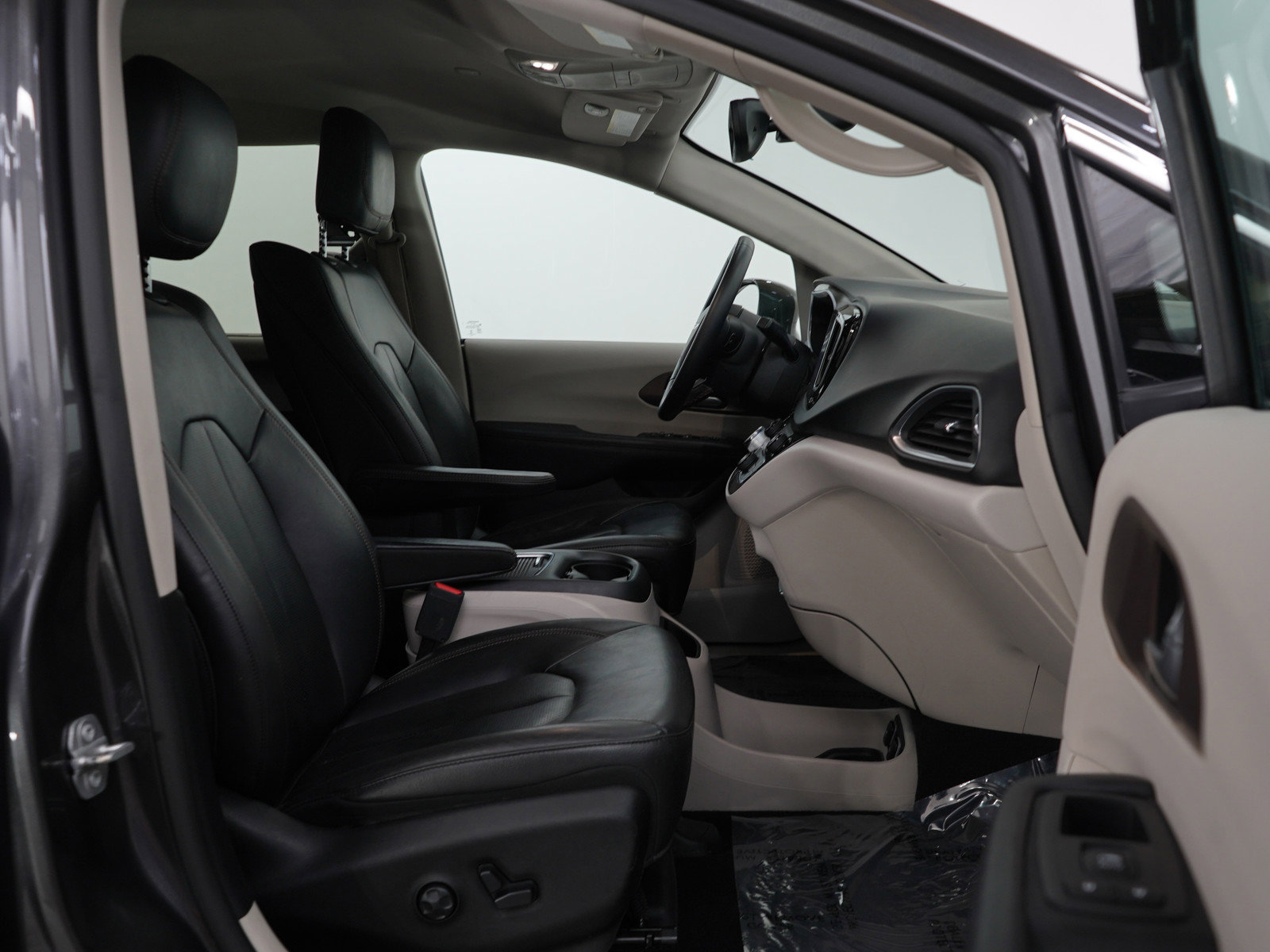 2017 Chrysler Pacifica Touring Plus photo 9