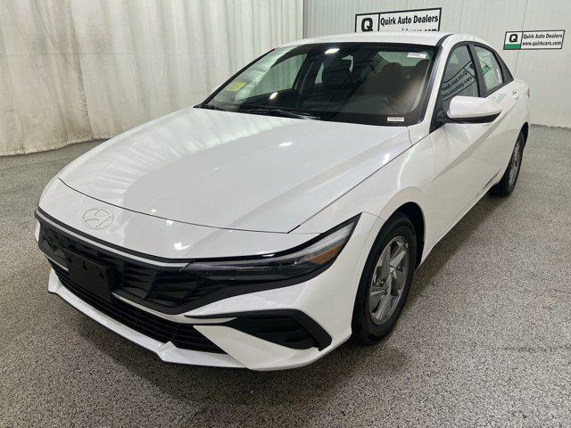 2025 Hyundai Elantra SE photo 3