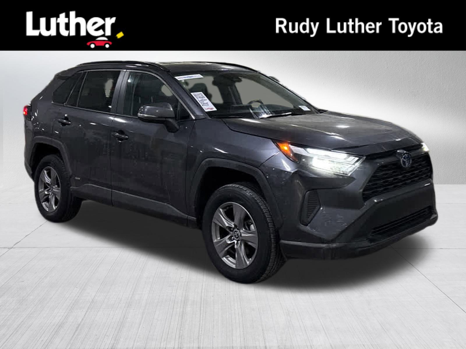 2024 Toyota RAV4 XLE's photo