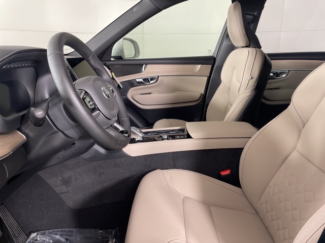 2025 Volvo XC90 B5 AWD Plus photo 19