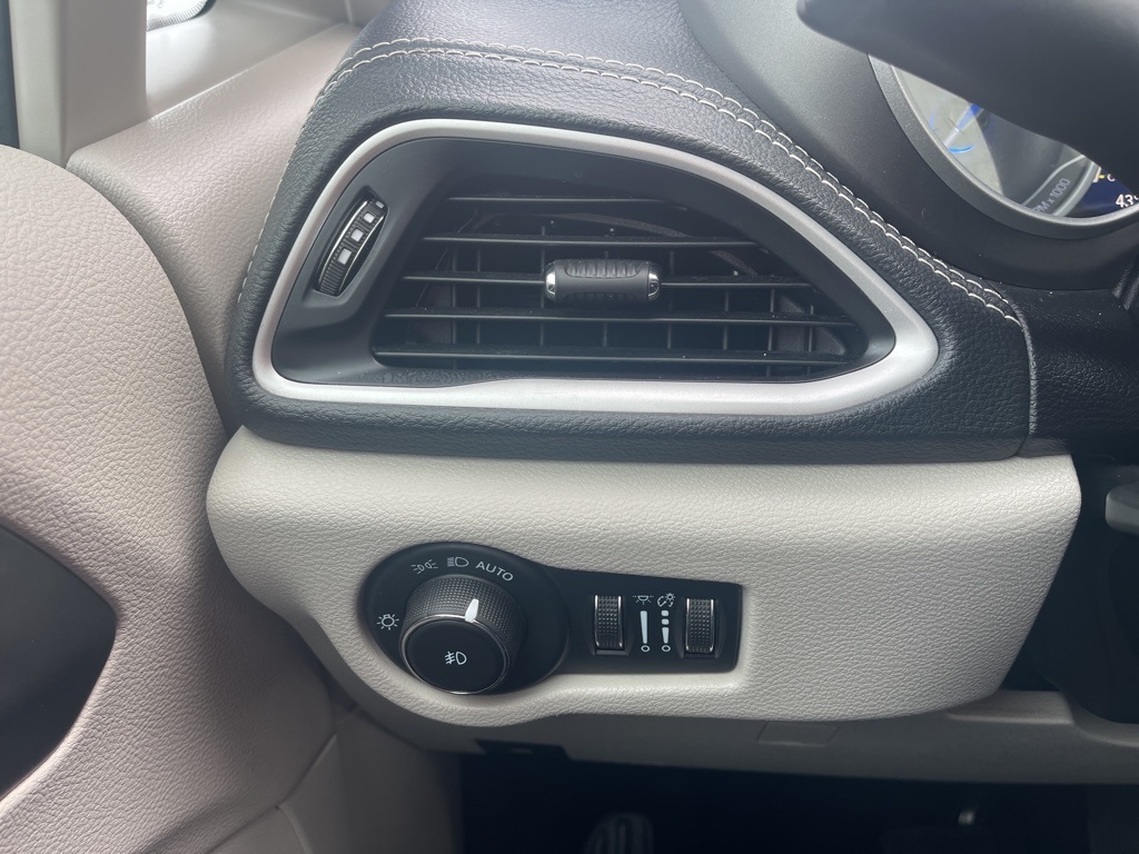 2022 Chrysler Pacifica Touring L photo 18