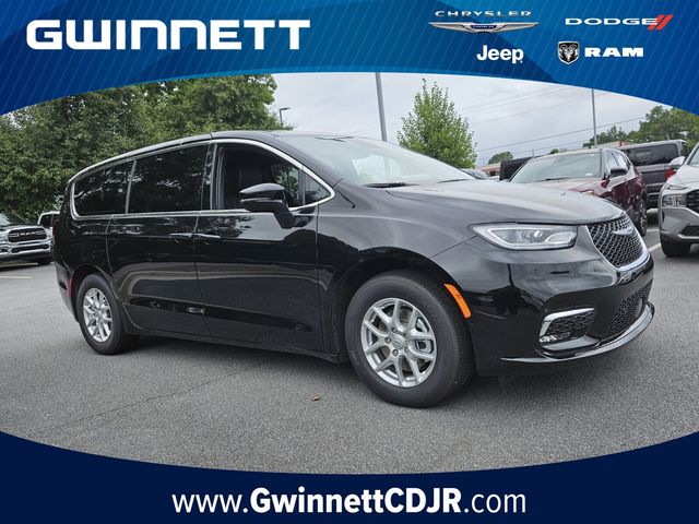 2025 Chrysler Pacifica Select's photo