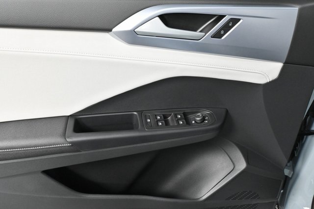 2025 Volkswagen Taos SE photo 3