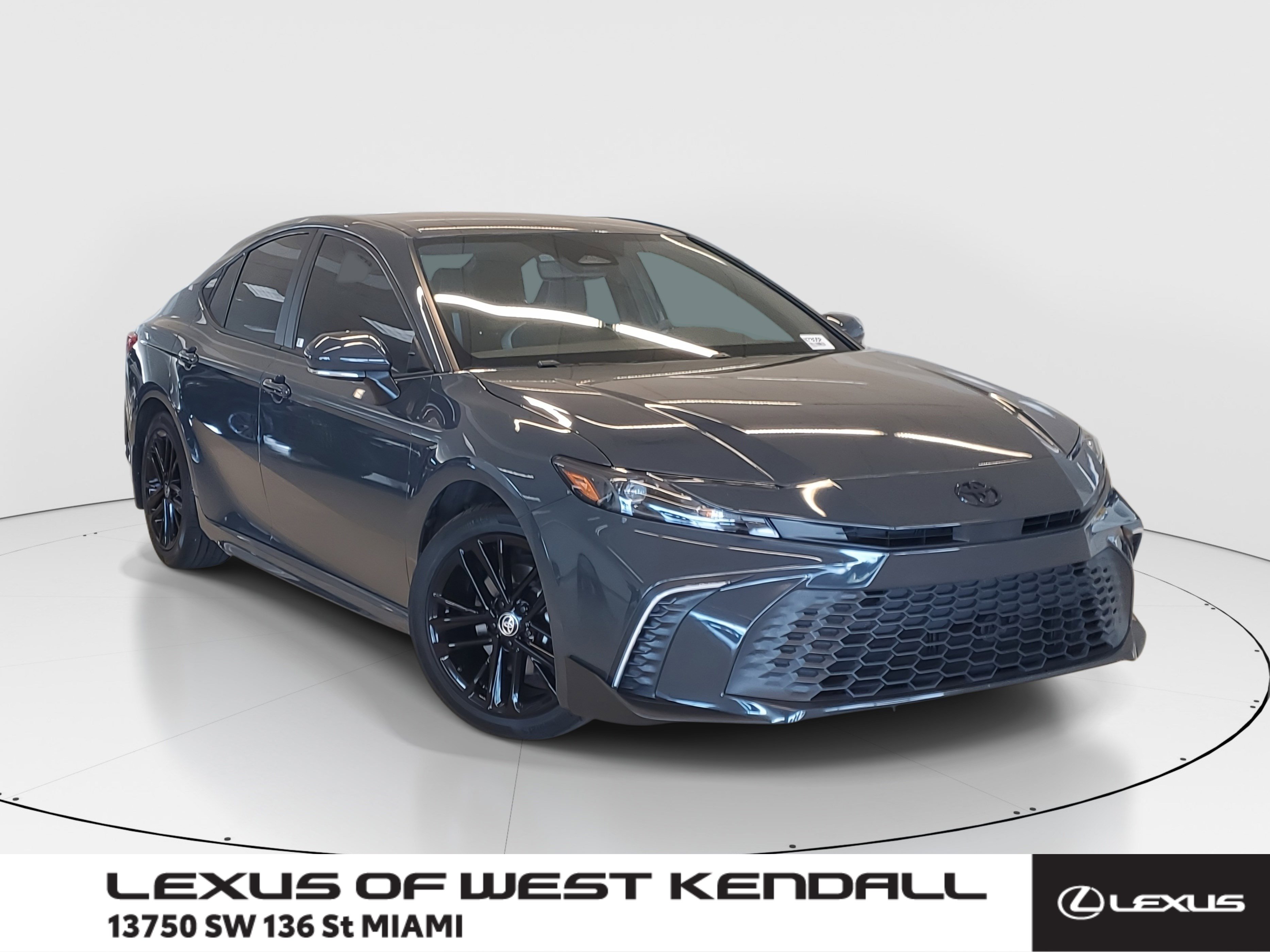 2025 Toyota Camry SE's photo