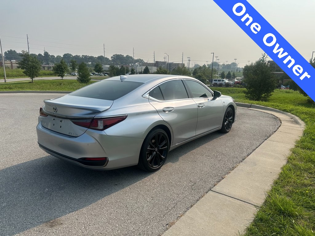 2025 Lexus ES 300h photo 3