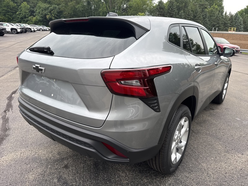 2025 Chevrolet Trax LS photo 3