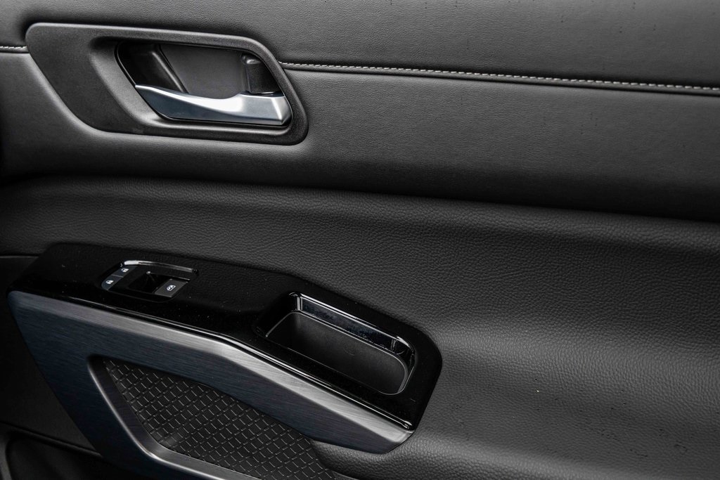 2025 Nissan Pathfinder SL photo 10