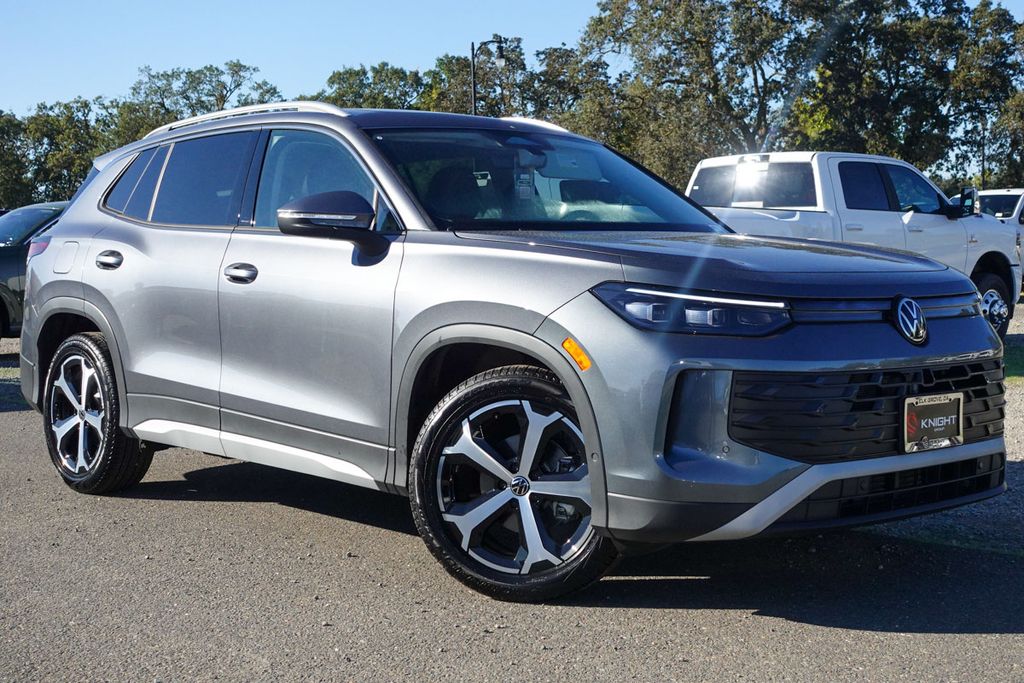 2025 Volkswagen Tiguan SE photo 3