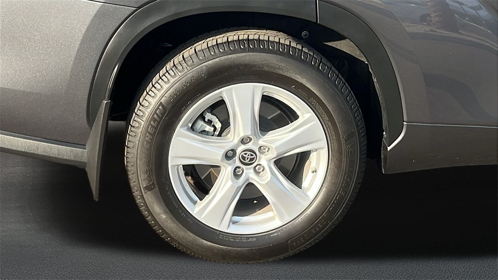 2024 Toyota Highlander LE photo 5
