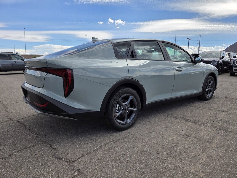 2025 Kia K4 LXS photo 3