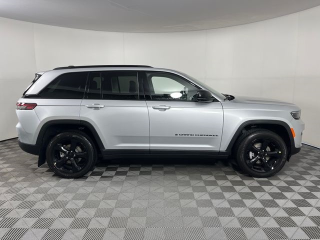 2025 Jeep Grand Cherokee Laredo Altitude photo 4