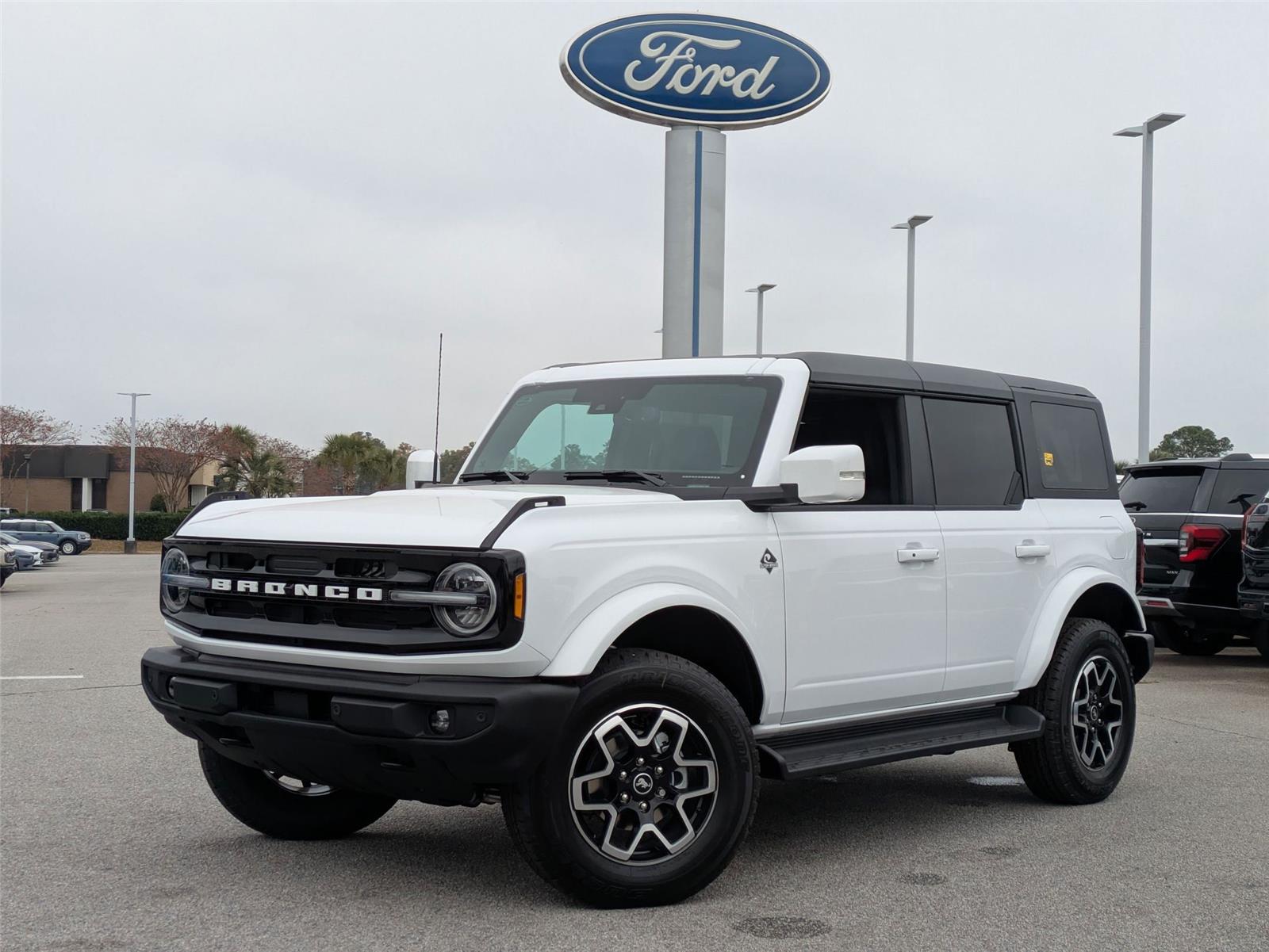 2025 Ford Bronco 4-Door Outer Banks's photo
