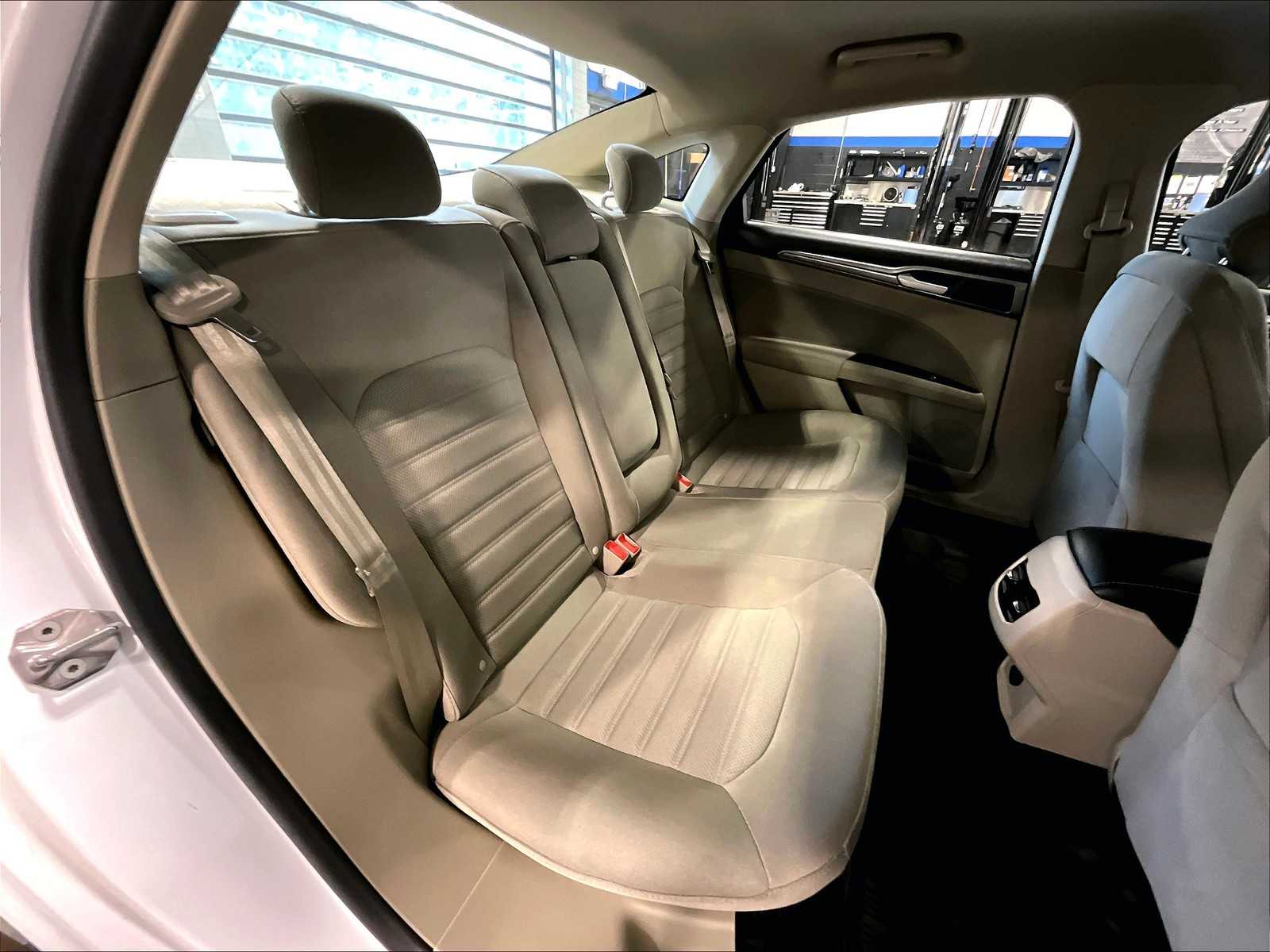 2019 Ford Fusion SE photo 16