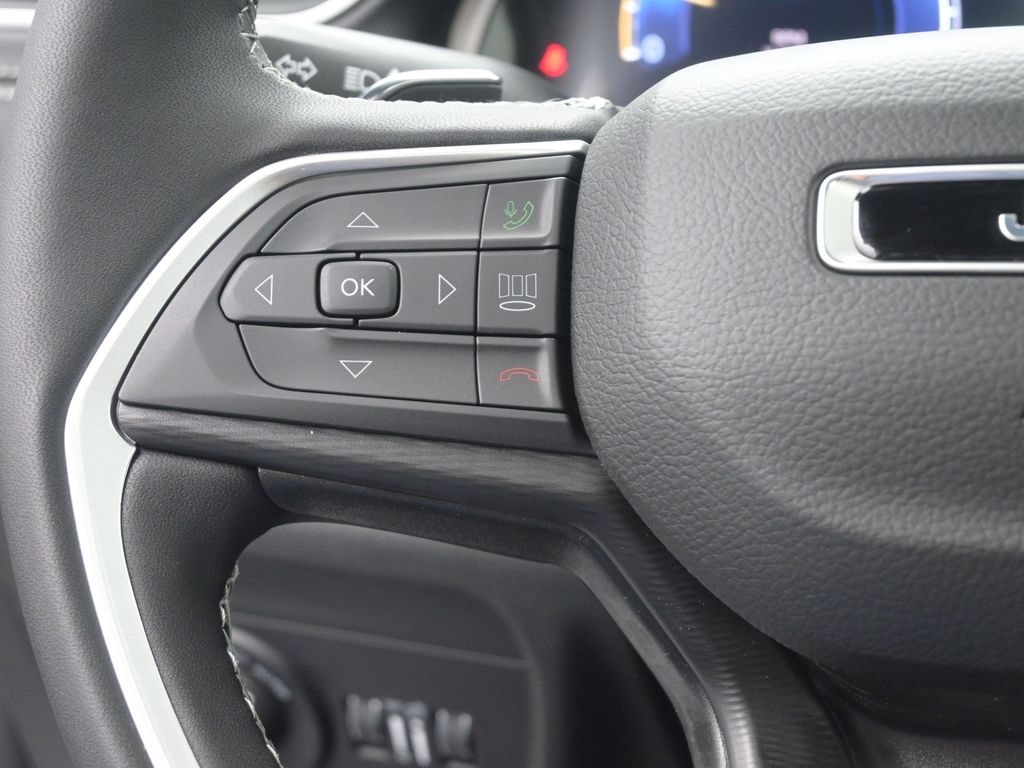 2025 Jeep Grand Cherokee Laredo X photo 2