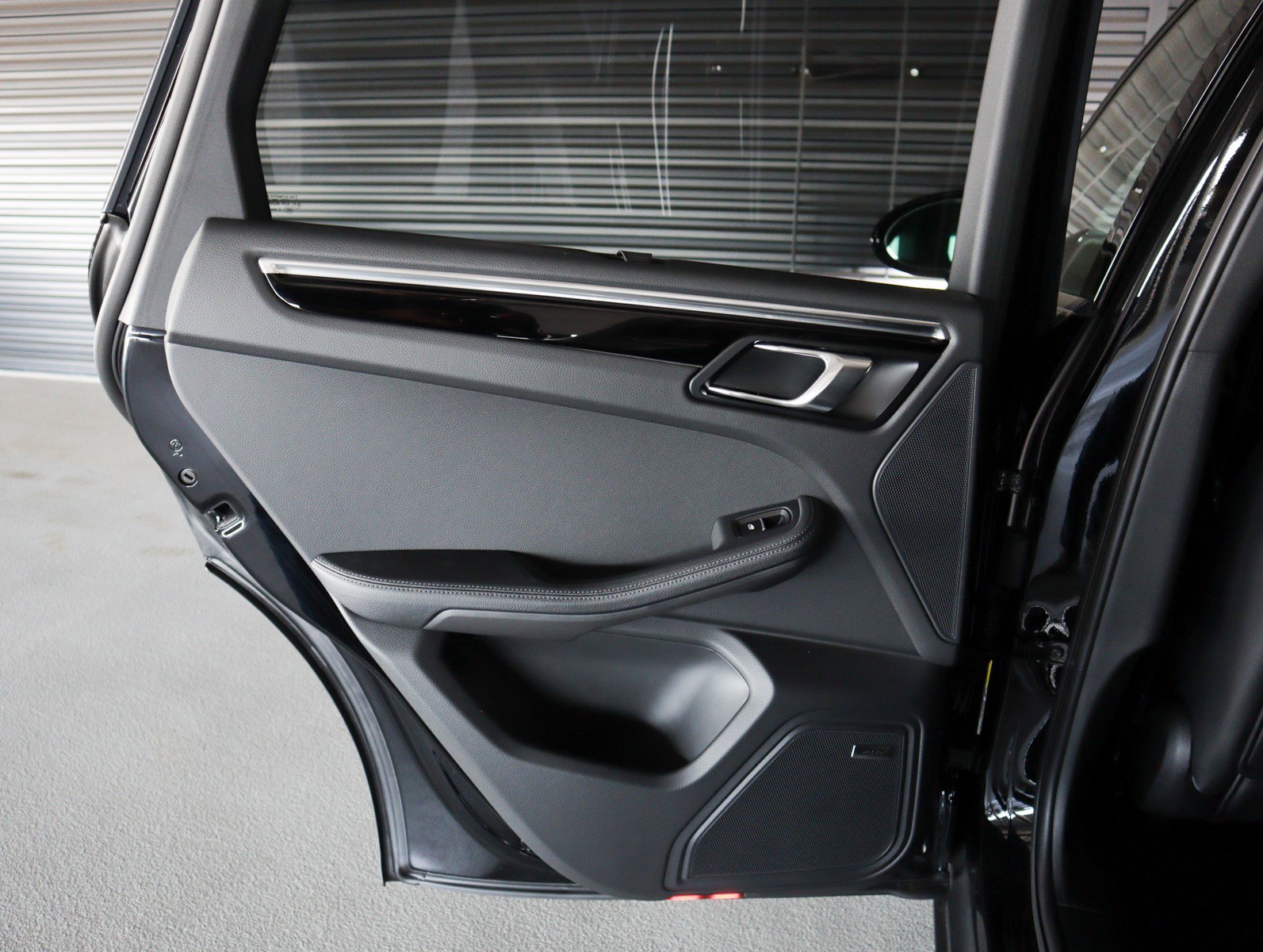 2025 Porsche Macan T photo 26