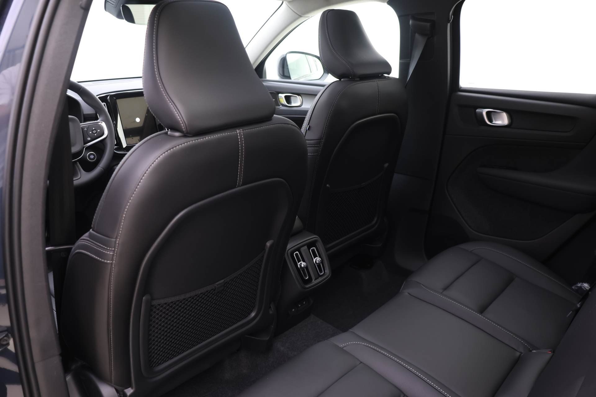2026 Volvo XC40 photo 10