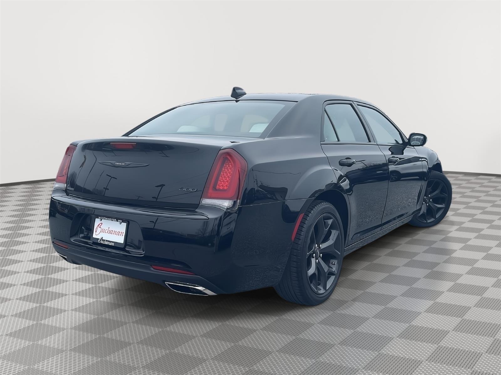 2022 Chrysler 300 Touring photo 3