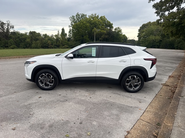 2024 Chevrolet Trax LT photo 2