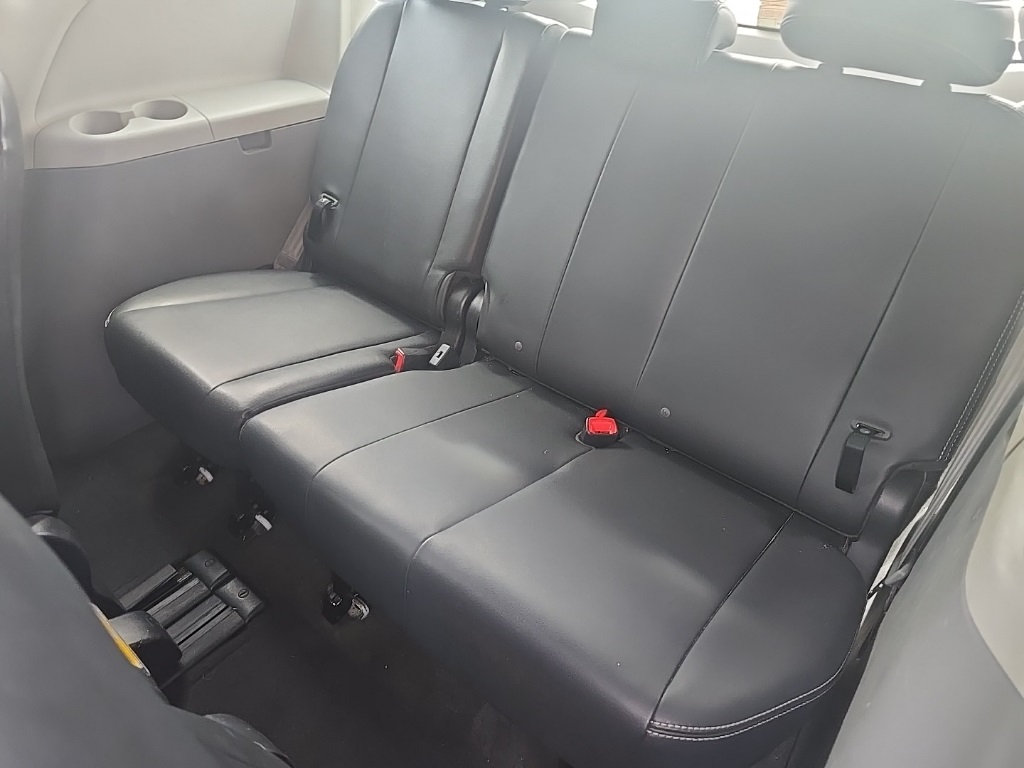 2014 Toyota Sienna SE photo 10