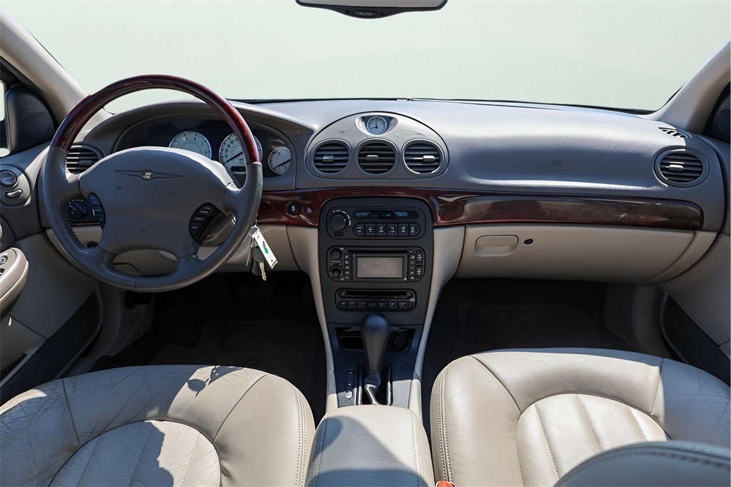 2004 Chrysler 300 photo 9