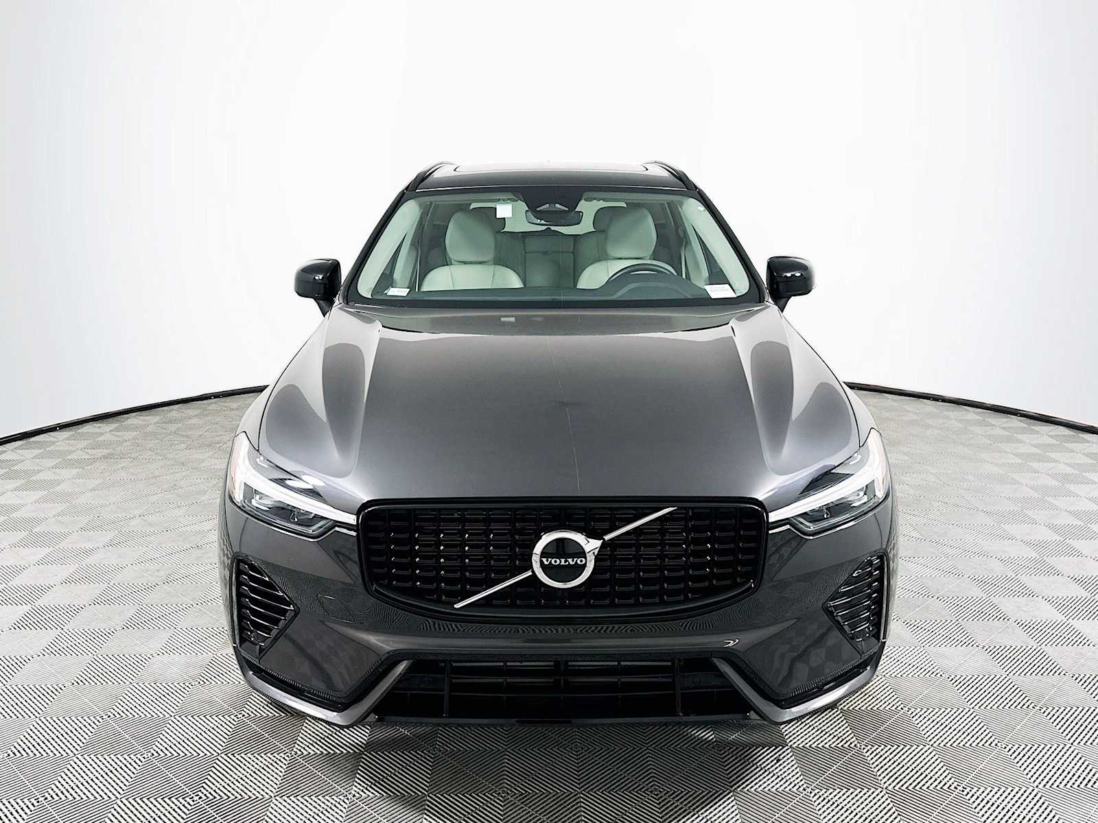 2025 Volvo XC60 T8 Core photo 2