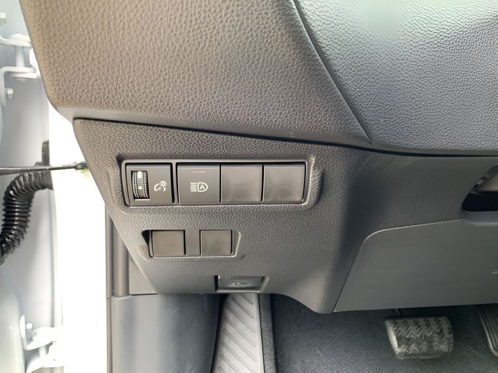 2025 Toyota Corolla Cross LE photo 25