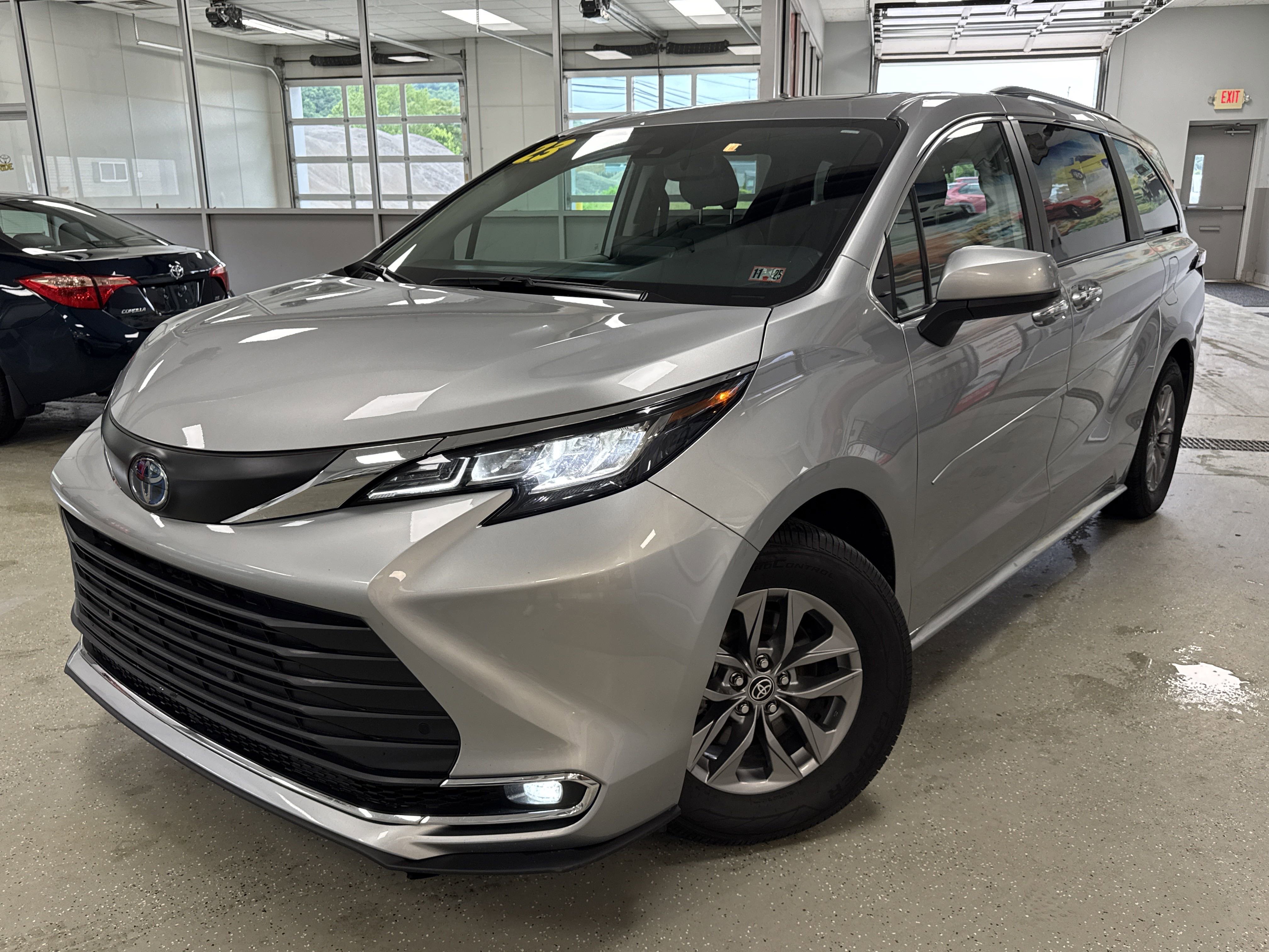 2023 Toyota Sienna XLE's photo